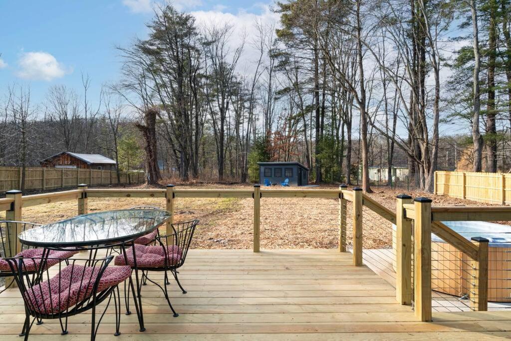 New Paltz Zen Wellness Cabin W/ Hot Tub 외부 사진